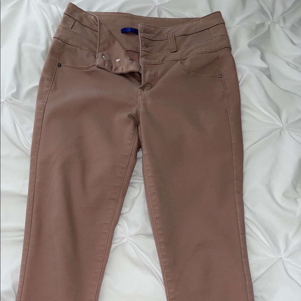 size 7 blush pink jeans. stretchy material that hugs your legs